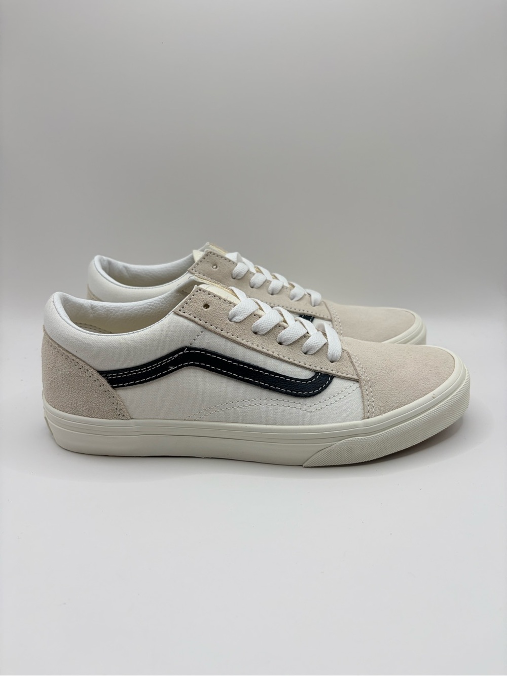 Vans Low-Top Sneakers in White, Beige and‎ Black